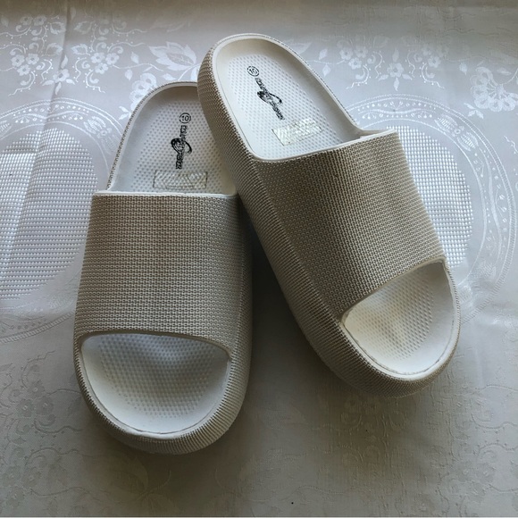 Comfort Trendz Women’s Size 10 White Slip-On Rubber Flip-Flops Shoes Open-Toe - Picture 7 of 16
